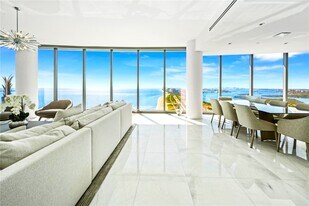 Building Photo - 15701 Collins Ave