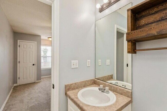 Building Photo - Exquisitely Renovated End Unit Townhome Ju...