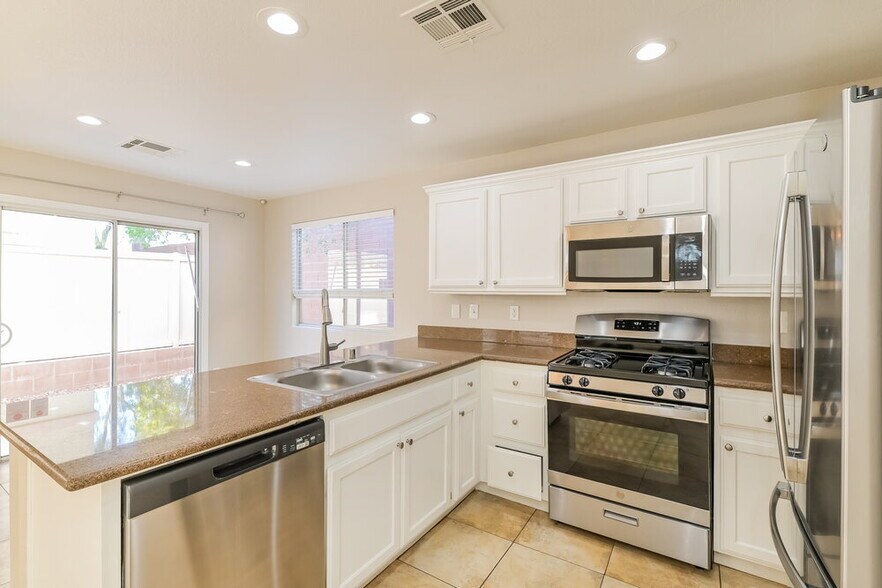 Building Photo - 5758 Old Colony Dr