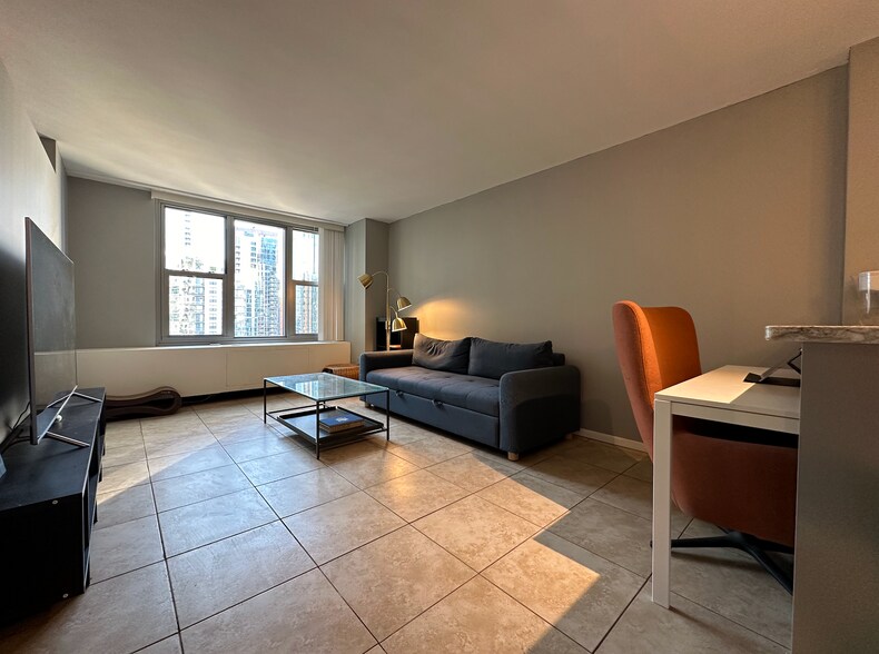 Building Photo - 400 E Randolph St