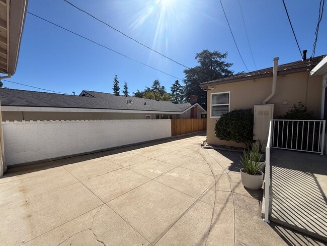 Building Photo - Amazing 3 Bedroom Montrose Home!