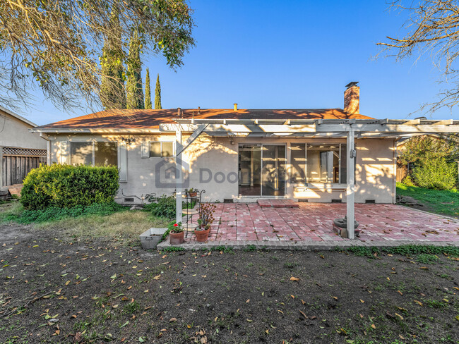 Building Photo - 738 El Sereno Dr