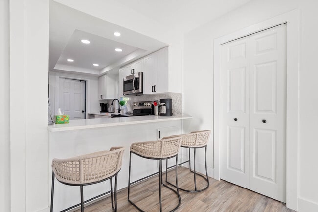 Building Photo - 113 4th Ave