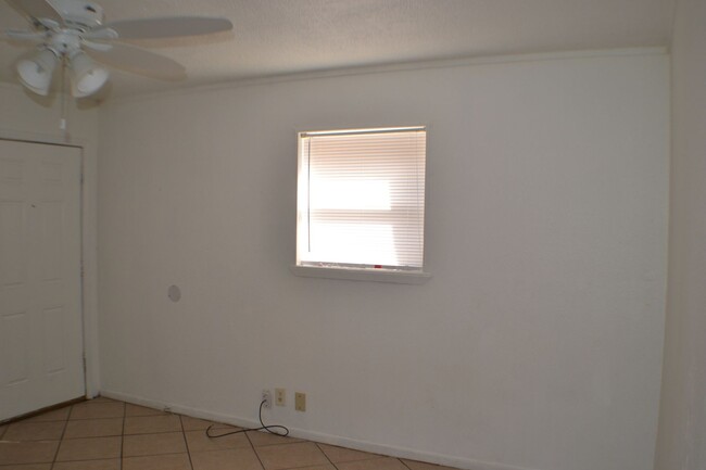 Building Photo - Half Duplex 2 Bedrooms 1 Bath For Lease in...