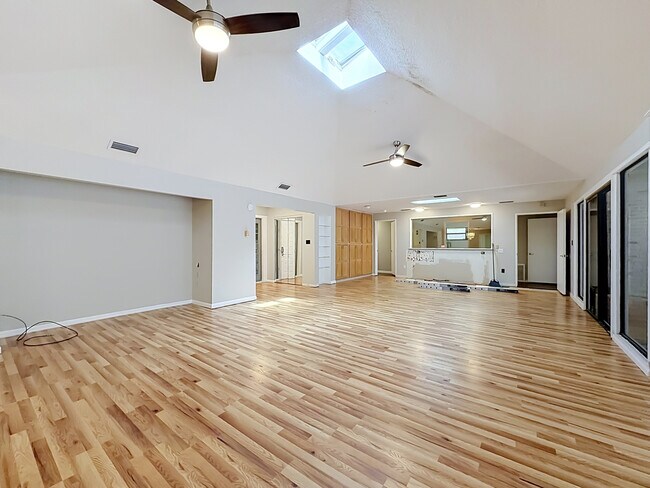 Building Photo - 609 Howard Ave
