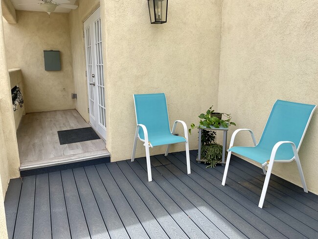 100 sq. foot private patio - 706 Solano Dr SE