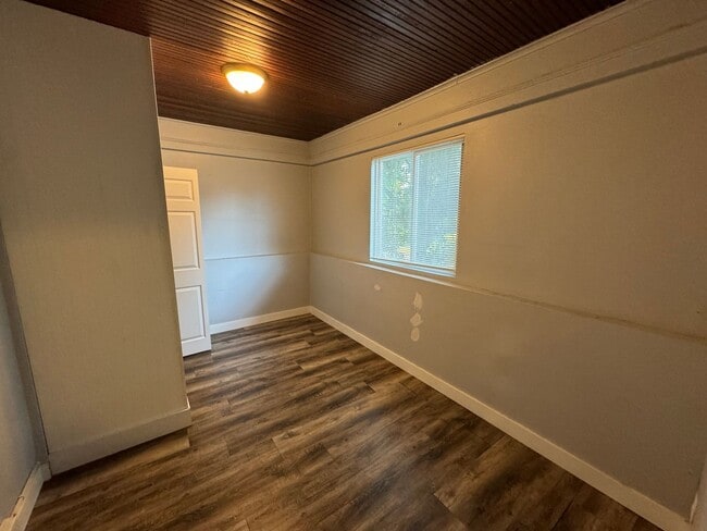 Building Photo - Spacious 2BR Duplex with Laundry Hookups + Big Yard