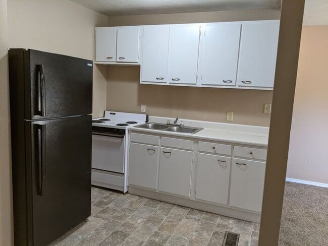 Building Photo - Save Big at Move-In: 50% Off Security Deposit on this 3 bed 1 bath upper unit