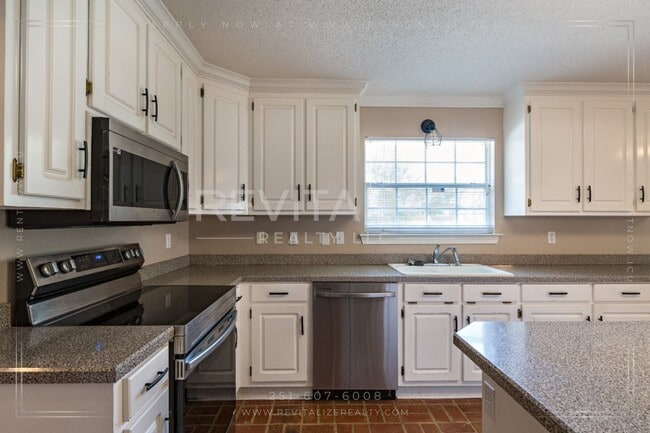 Building Photo - COMING SOON!!!   Beautiful 3 Bedroom/3 Bathroom Home in Semmes!