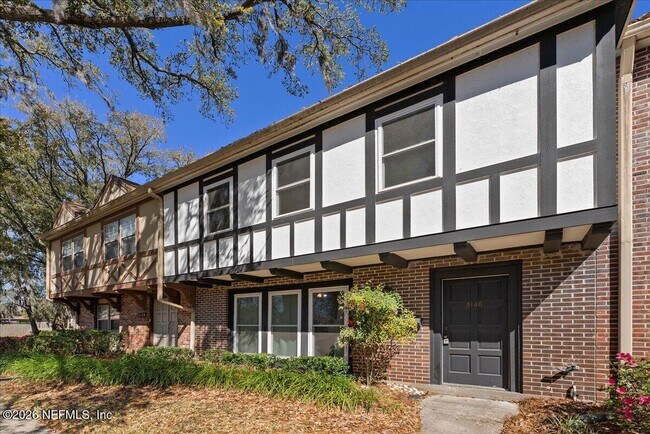 Building Photo - 8140 Sutton Pl N