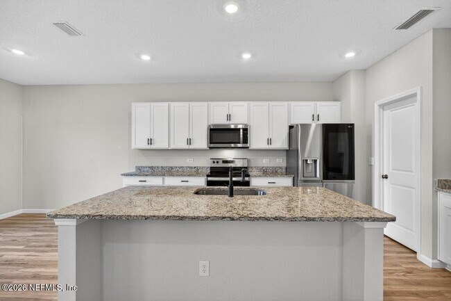 Building Photo - 14790 Cashew Ave