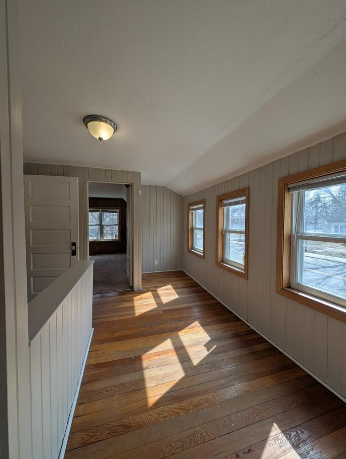 Building Photo - 140 Park St E