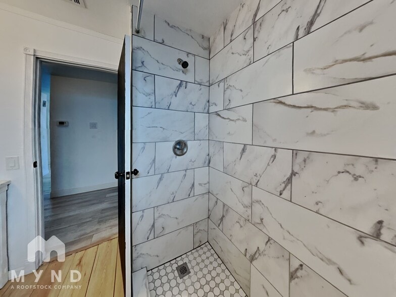 Building Photo - 370 S Pemberton Ave