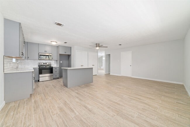 Building Photo - 10522 Northview Dr
