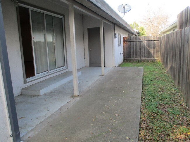 Building Photo - NICE DUPLEX IN CARMICHAEL!!