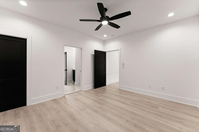 Building Photo - 151 S Pointe Dr