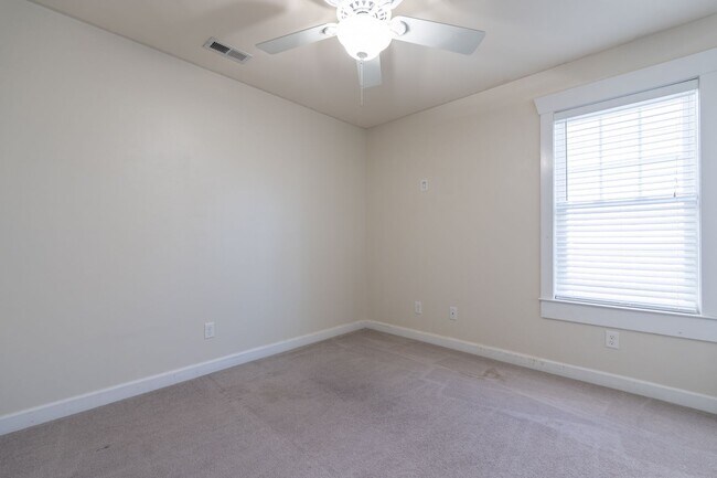 Building Photo - MOVE IN READY 3 Bedroom in the Heart of Western Branch!