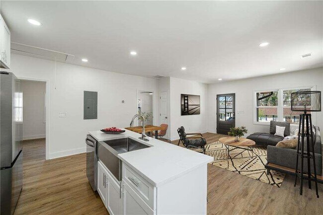 Building Photo - 936 Byron Dr SW