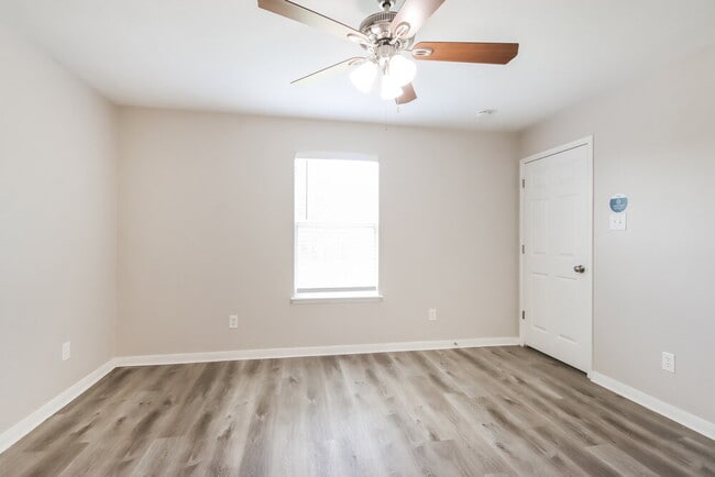 Building Photo - 28923 Village Creek Loop