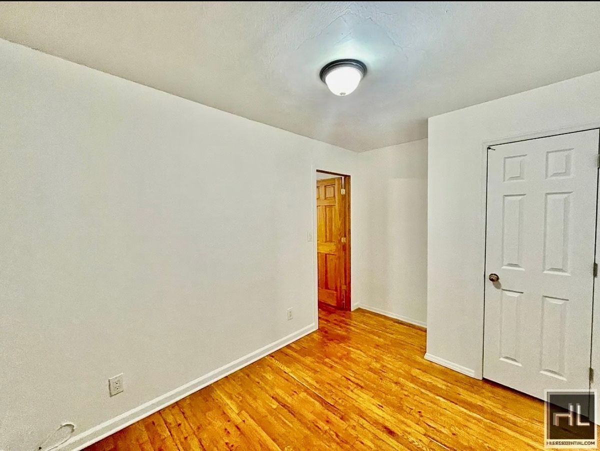 Building Photo - 2 bedroom apartment available near the R line