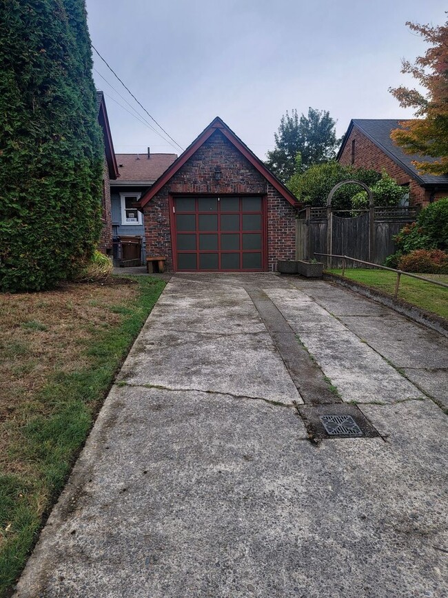 Building Photo - Gorgeous Tudor in Tacoma's North Slope Area