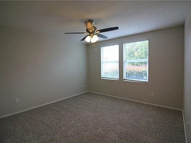 Building Photo - 3 Bedroom 2 bath home!