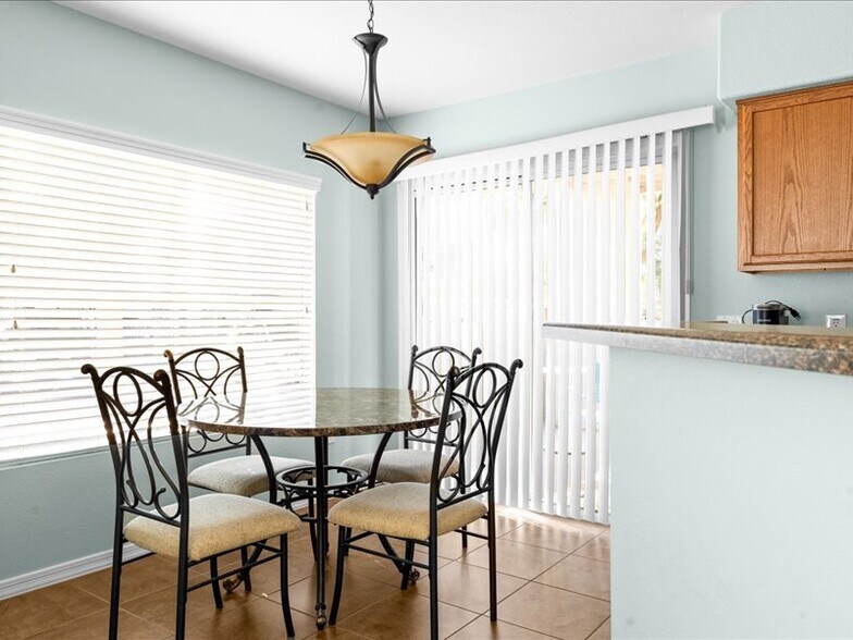 Building Photo - 1295 N Ash St