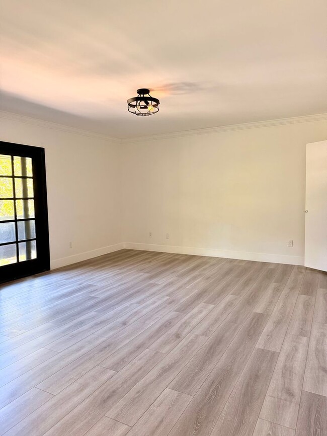 Building Photo - Gorgeous Encino Hills Home