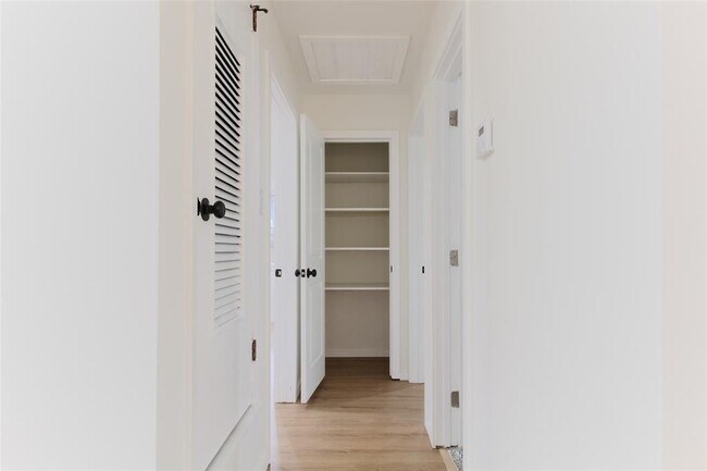 Building Photo - 305 Rowland Dr