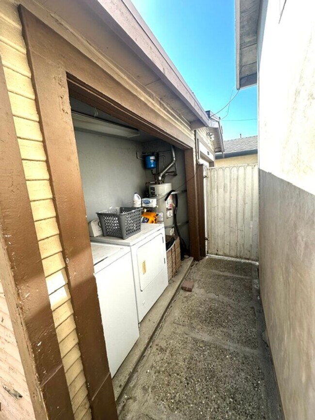 Building Photo - 436 S Seaward Ave