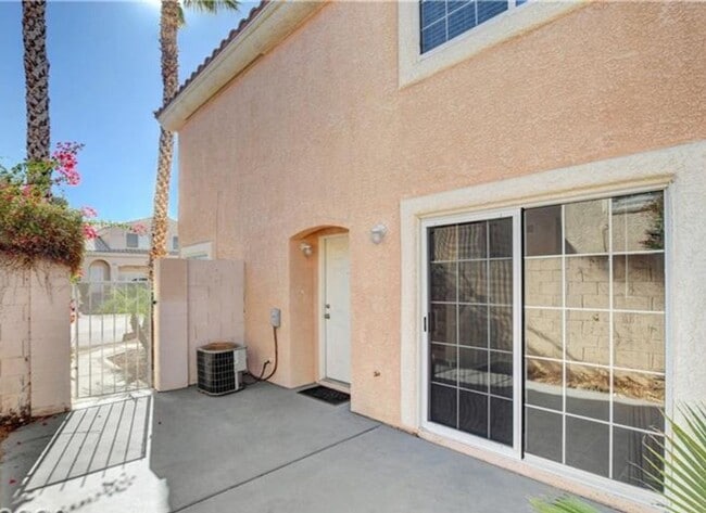 Building Photo - LIMITED TIME ONLY! $500 OFF SECOND MONTHS RENT! Inviting home with open layout in a prime Northwe...