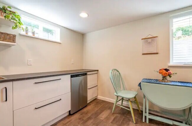 Building Photo - 3330 SE Franklin St