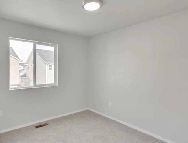 Building Photo - Beautiful brand new 3 bed/2.5 bath home in...