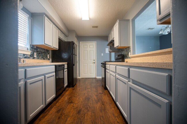 Building Photo - Style, Comfort & Location—The Perfect Hous...