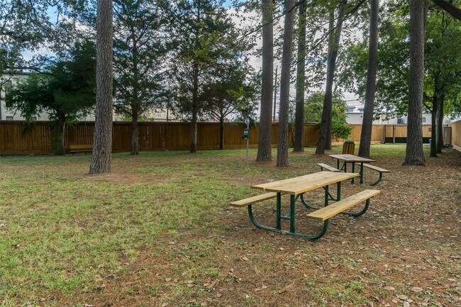 Building Photo - 726 Thistlewood Dr