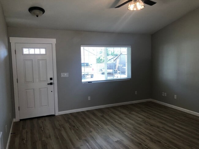 Building Photo - Updated 3 bedroom 2 bath house in Veneta!