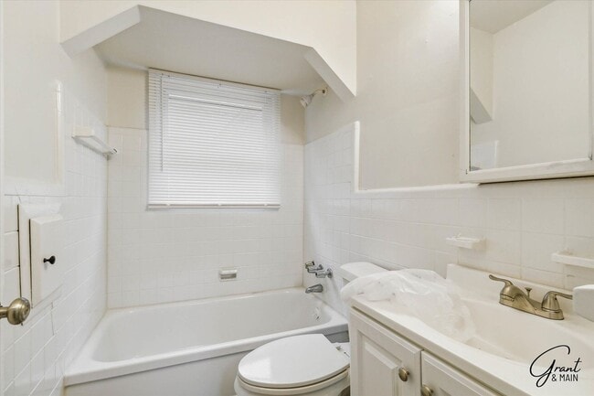 Building Photo - $1,300/month - 3 Bed 1 Bath in Detroit