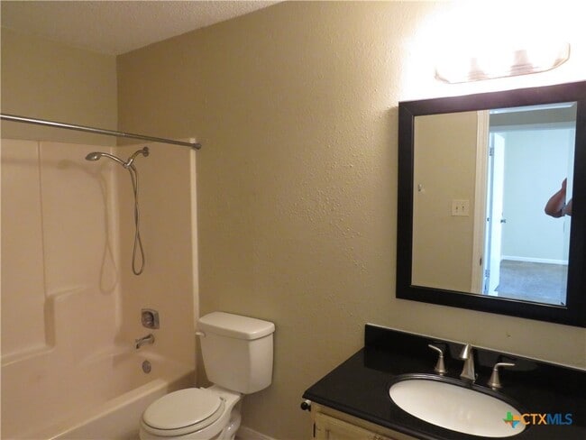 Building Photo - 1807 Cedarhill Dr