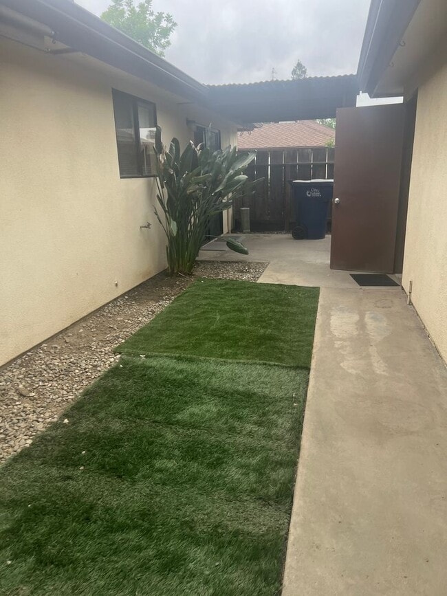 Building Photo - 424 E Prosperity Ave