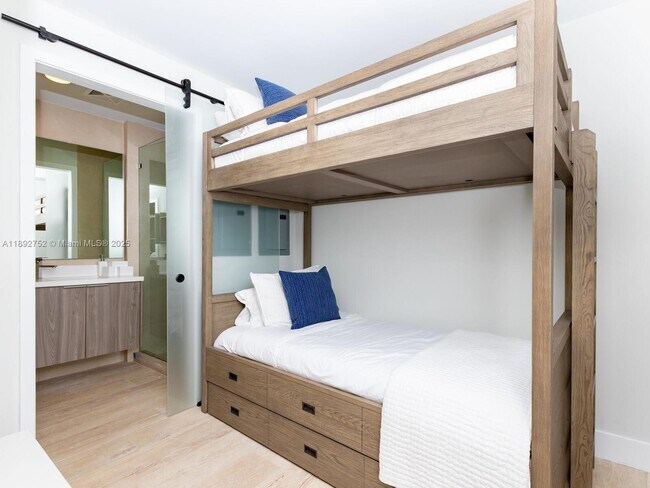 Building Photo - 360 Ocean Dr