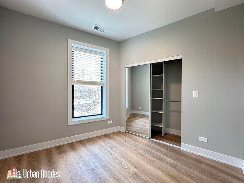 Building Photo - 442 W Belden Ave