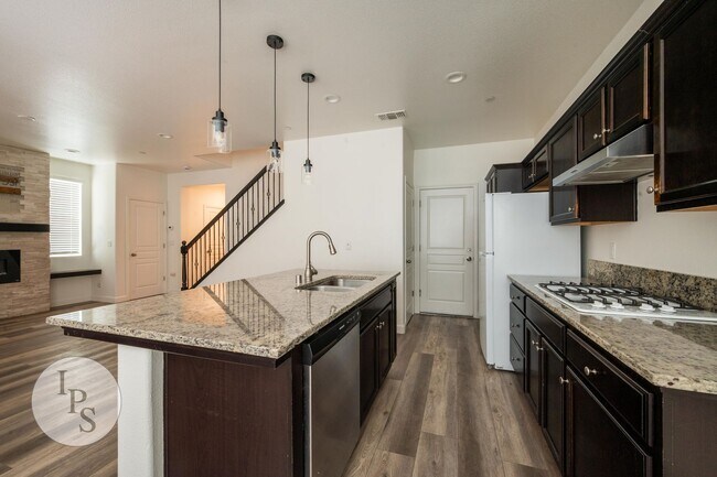 Building Photo - Fresno SouthEast Home, Gated Community, Clovis Unified School District, 3BR/2.5BA - Lots of Ameni...