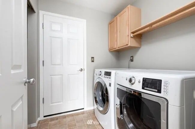 Building Photo - Move in ready home with 4 beds 2.5 bath and 3 car garage