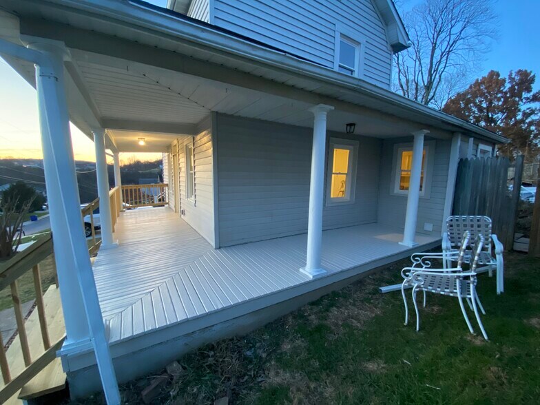 Building Photo - 10 W H St