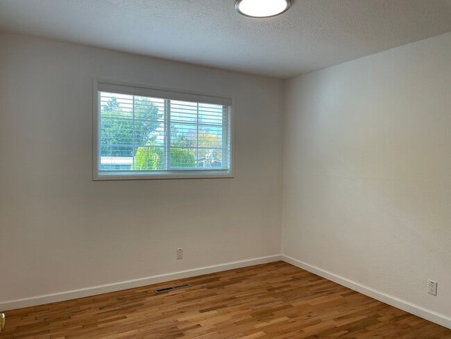Building Photo - Nice 3 Bedroom 2 Bath Home-Office Space-Located in a Quiet East Medford  Nieghborhood East Medford