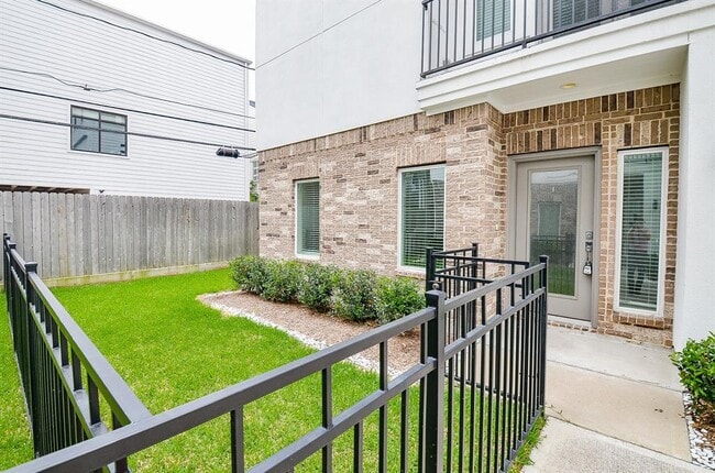 Building Photo - 5903 Val Verde St