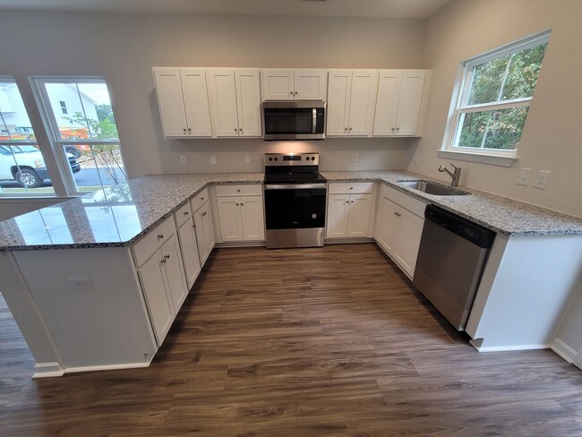 Building Photo - Welcome to our townhouse in the beautiful location of Leland, NC.
