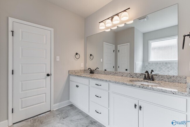 Building Photo - 122 Princewater Dr