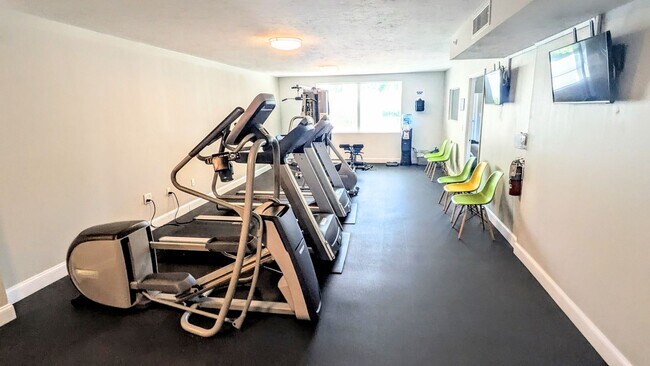 Building Photo - DOWNTOWN FURNISHED 2/2