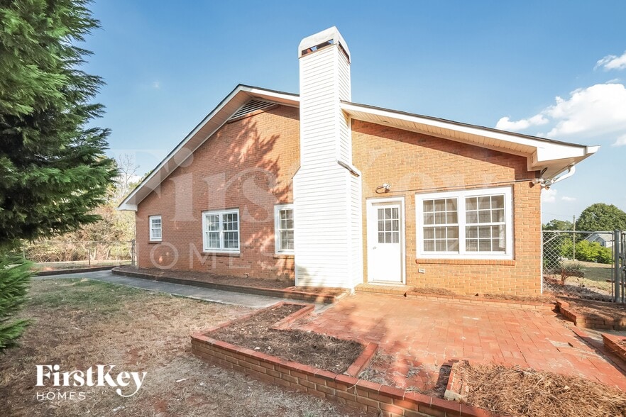 Building Photo - 1 N White Pines Dr